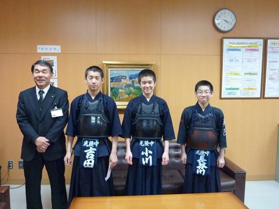 教育長と並んで写真を撮る岩見沢市立光陵中学校剣道部の皆さんの写真