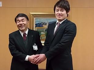 順天堂大学4年 安野 慶さんが、第91回 日本選手権水泳競技大会出場するに当たり、教育長を表敬訪問し握手する写真