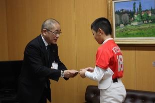 教育長を表敬訪問する西日本軟式野球大会の男子小学生の写真