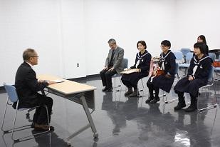 教育長を表敬訪問する全国女子ユースフットサル大会1位の女子中学生3人の写真