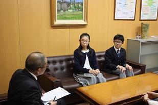 教育長を表敬訪問する音楽コンクール優秀賞受賞者の小学生と高校生の写真