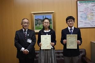 賞状を手に立つ音楽コンクール受賞者2人と教育長の写真