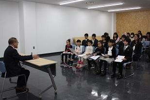 教育長を表敬訪問する国際ショパンコンクール出場メンバーたちの写真