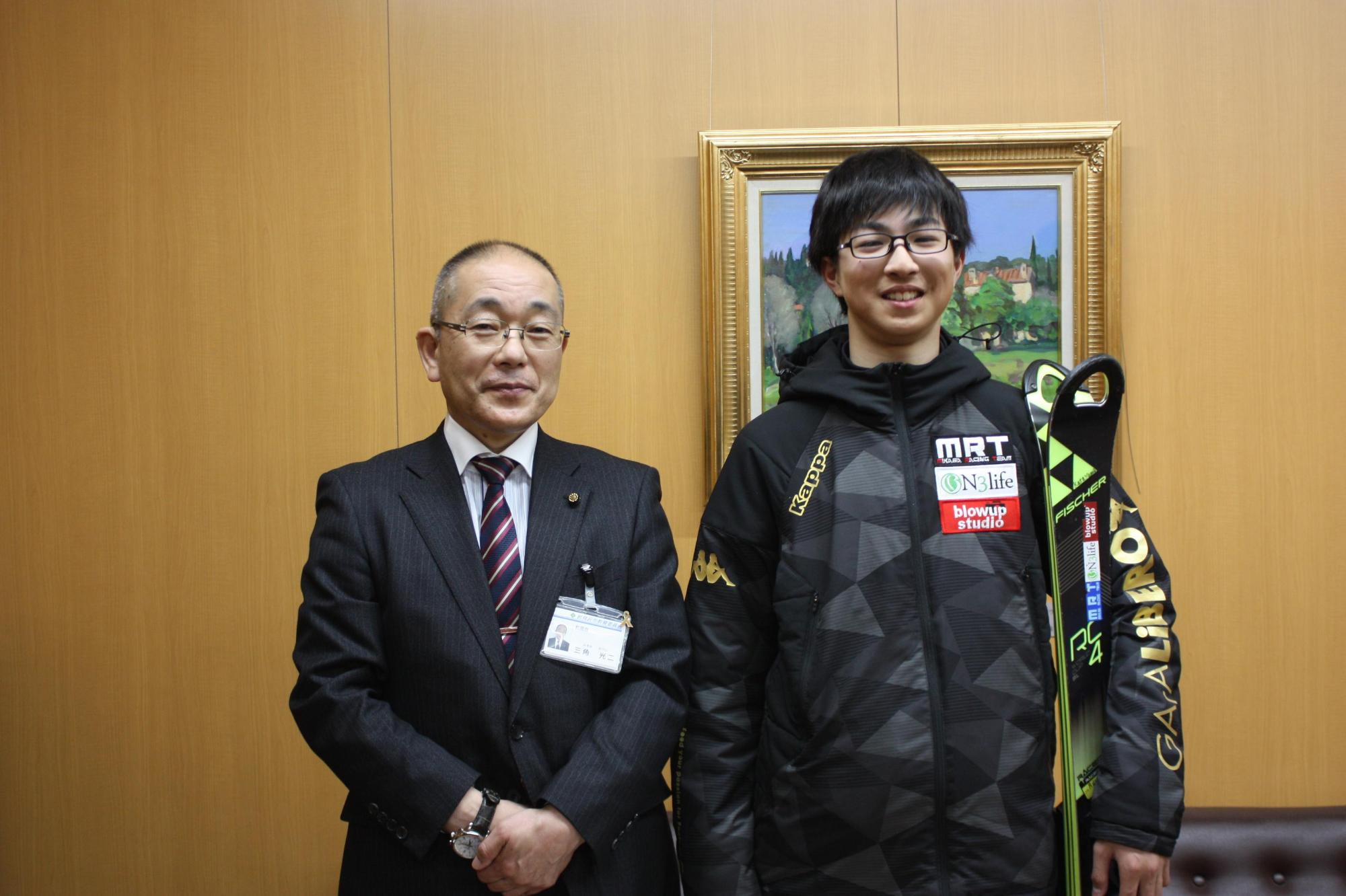 ジュニアスキー全国大会に出場した児童と教育長が横に並んだ写真