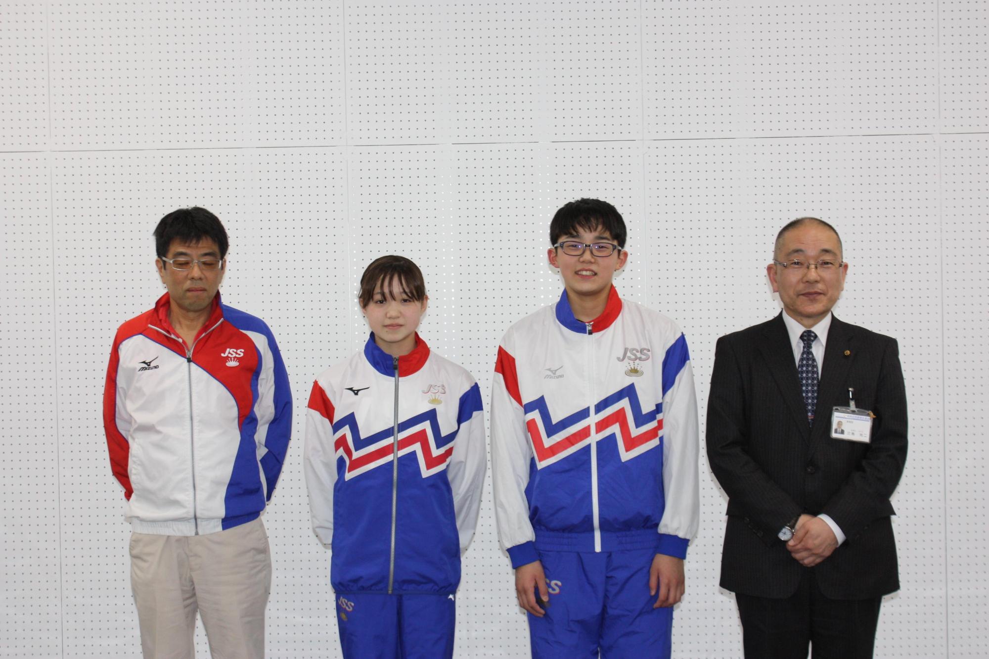 水泳全国大会に出場する学生たちと教育長が横一列に並んだ写真