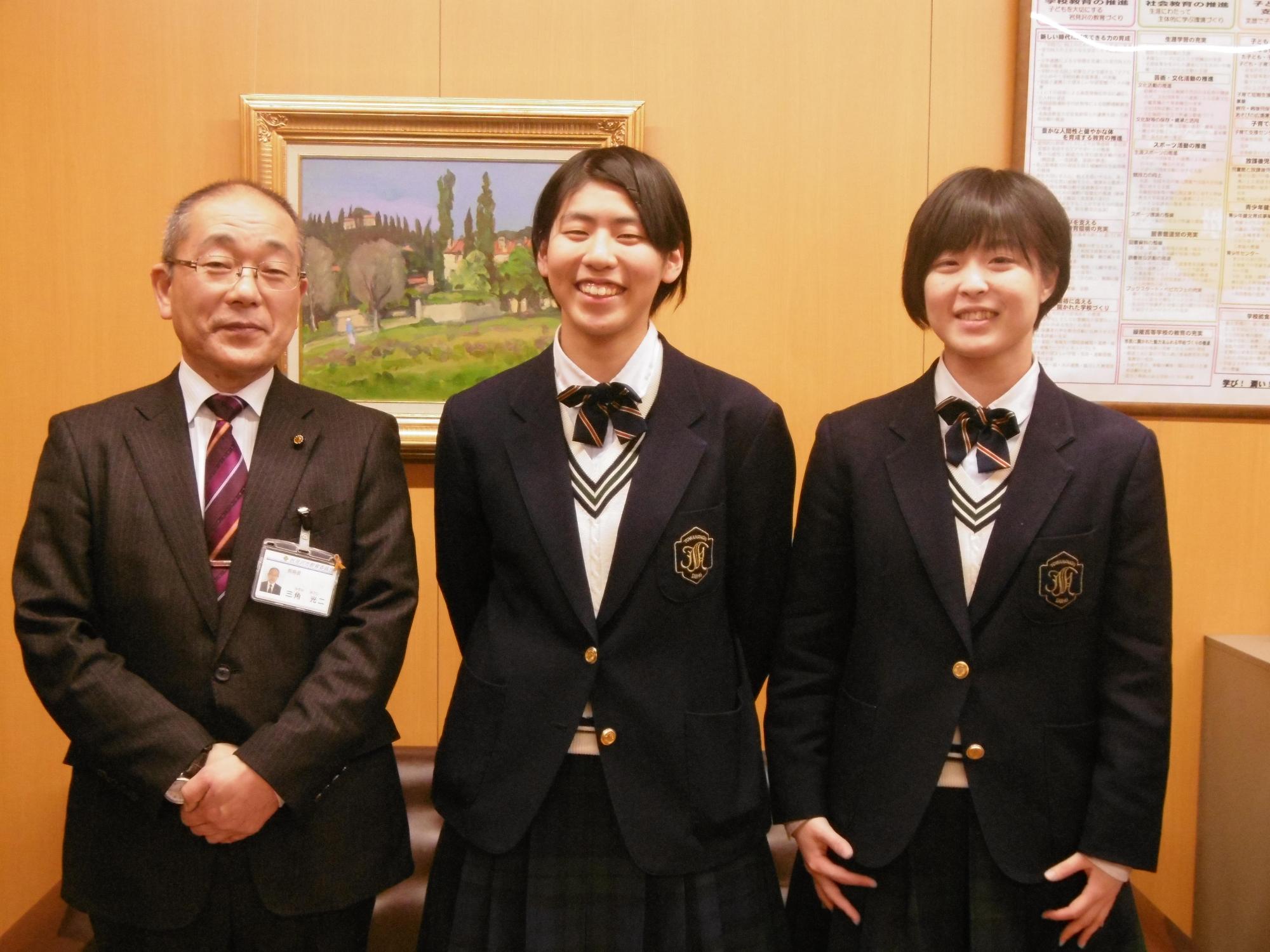 バドミントン全国大会に出場する学生と教育長が横に並んだ写真