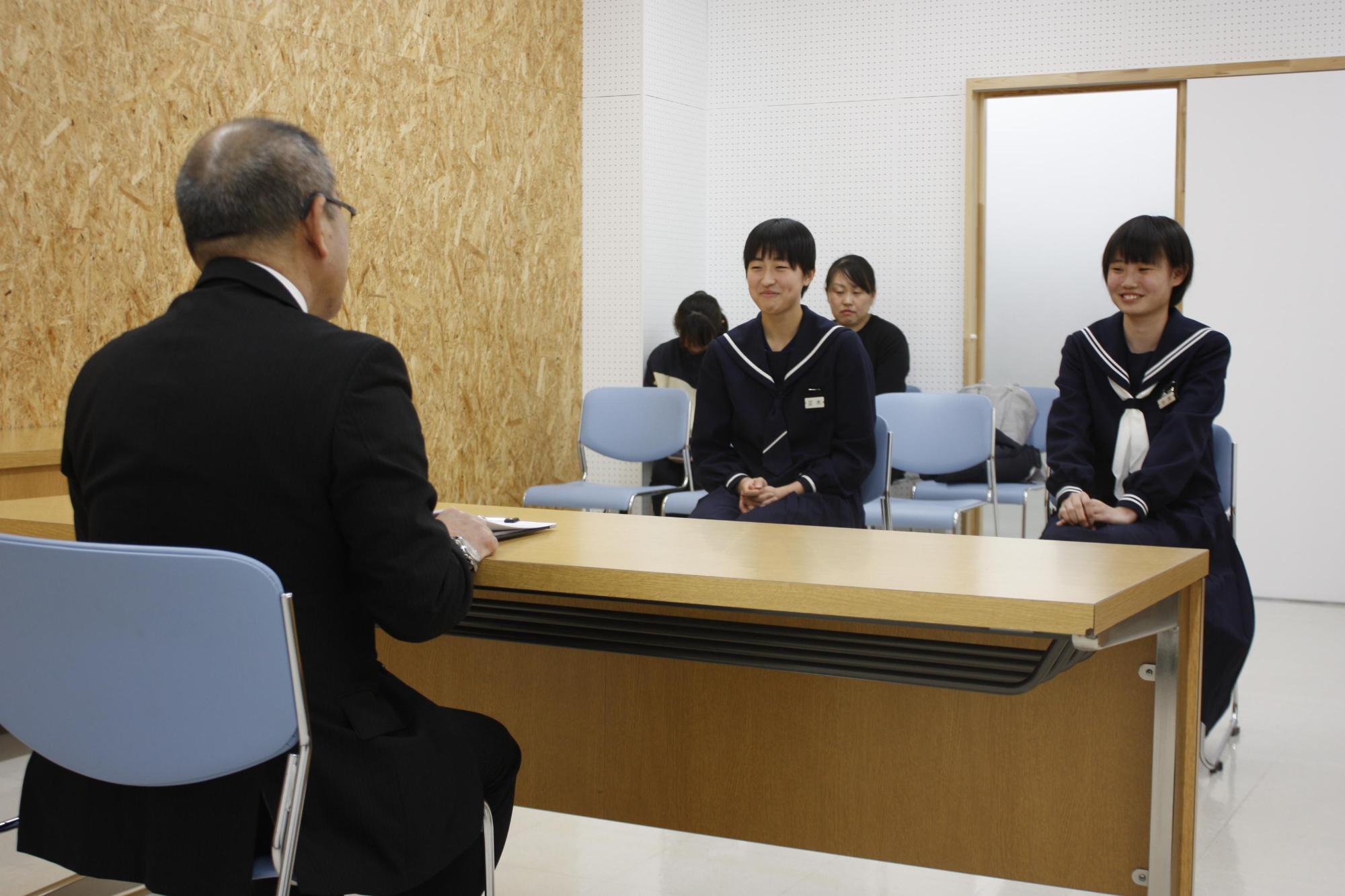 教育長を表敬訪問するジュニアオリンピック全国バレーボール大会出場の女子中学生2人の写真