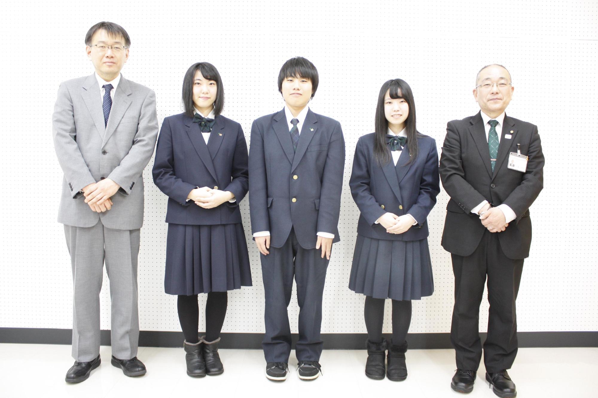 全国電卓競技会に出場し優秀な成績を収めた高校パソコン部人と顧問の先生教育長の写真
