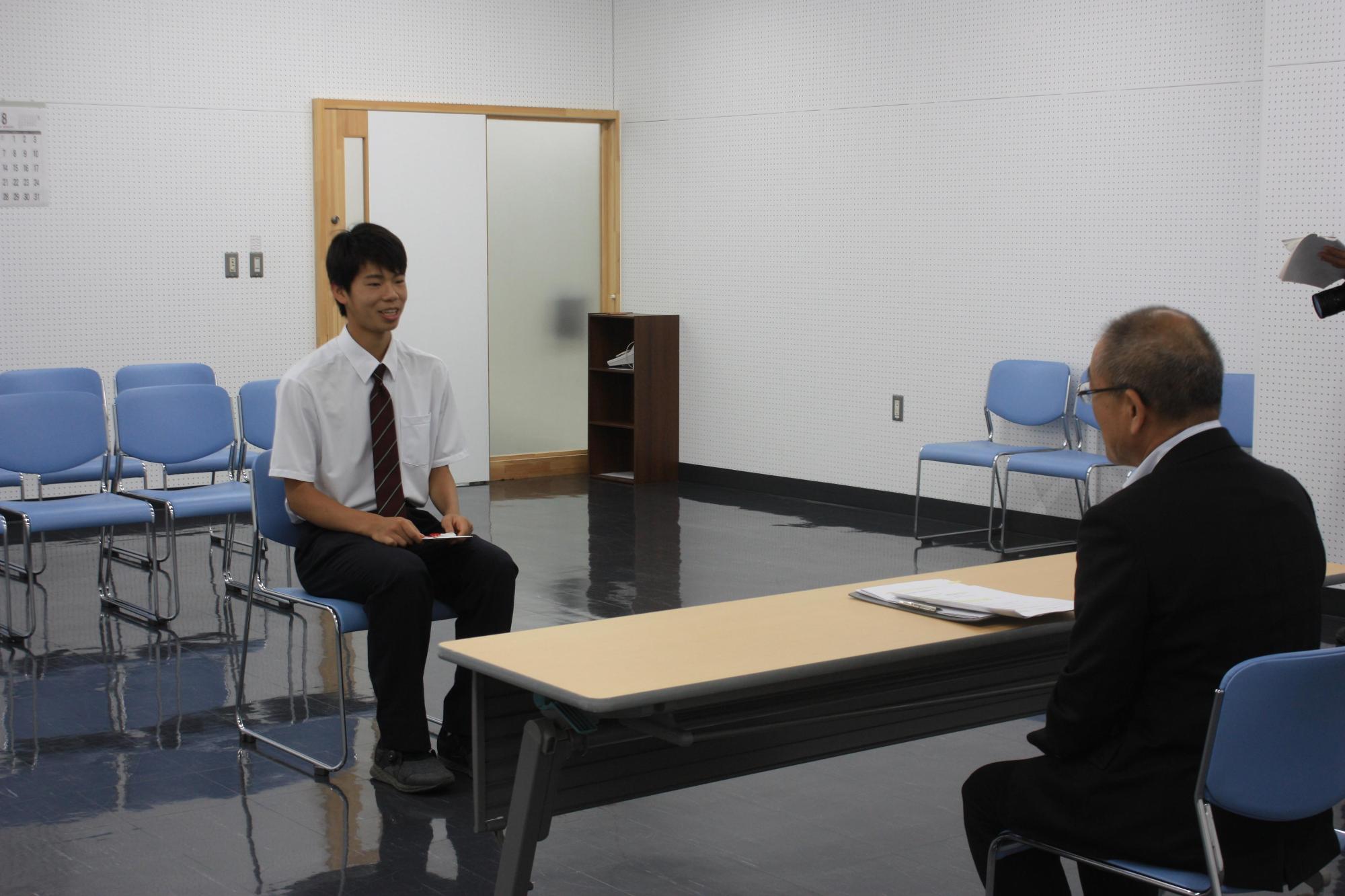 細岡さんと歓談している様子の写真