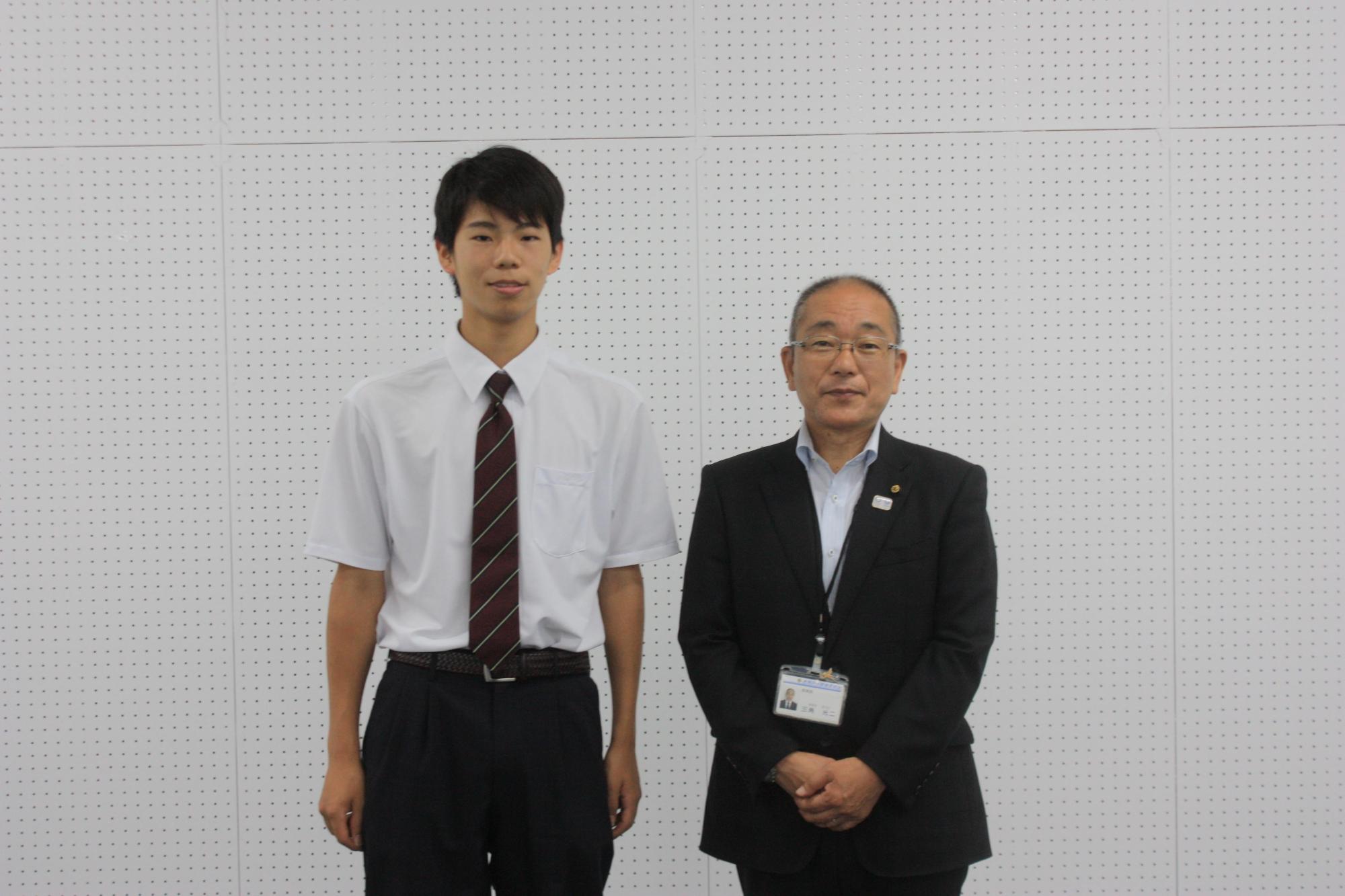 細岡さんと教育長が並んでの記念撮影の写真