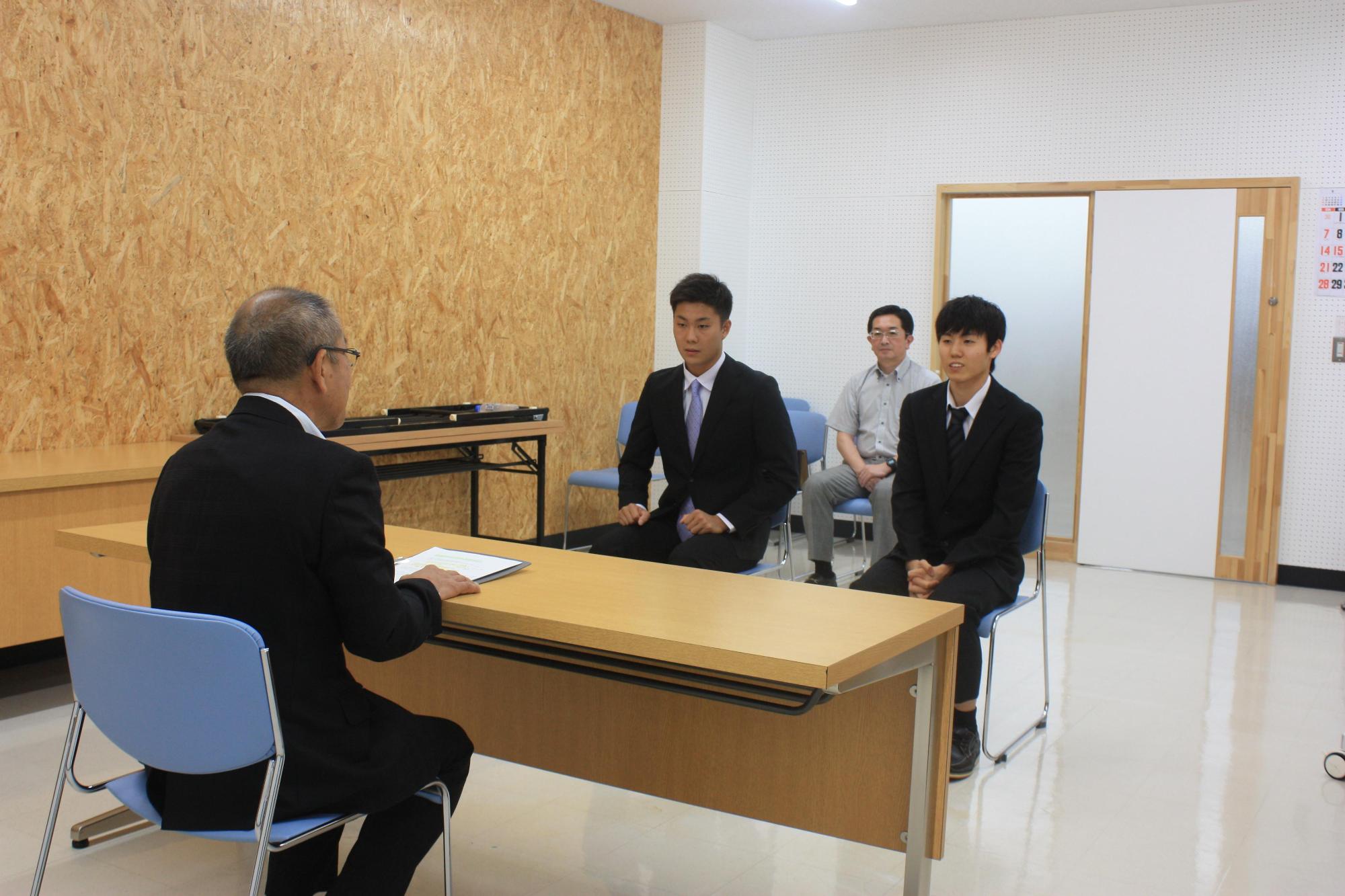 山下さん松村さんと歓談している様子の写真