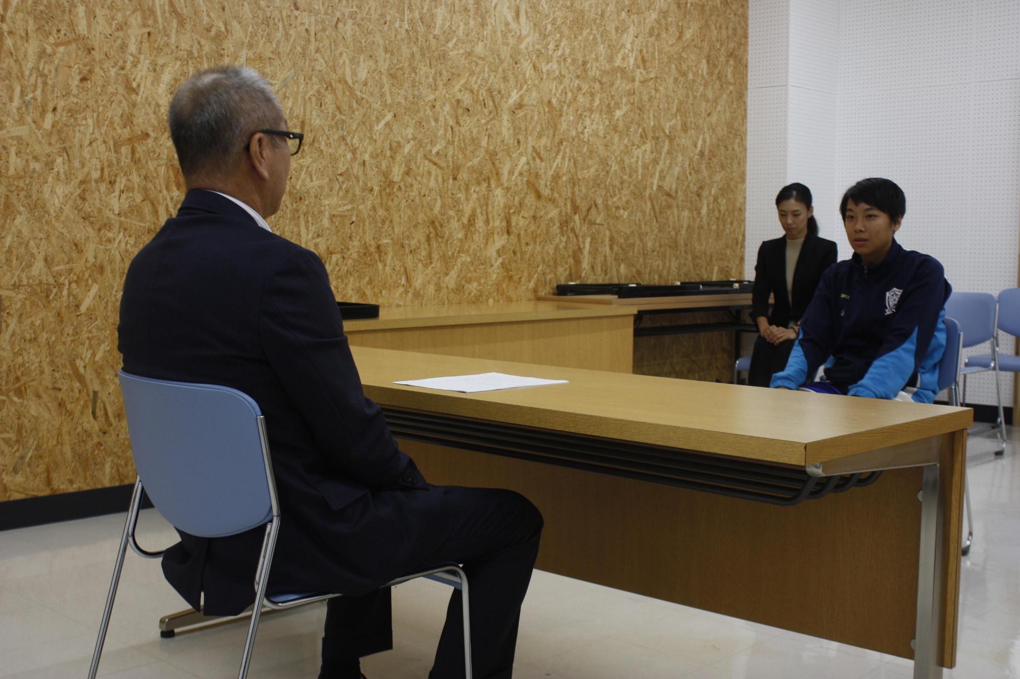 山崎さんと歓談している様子の写真