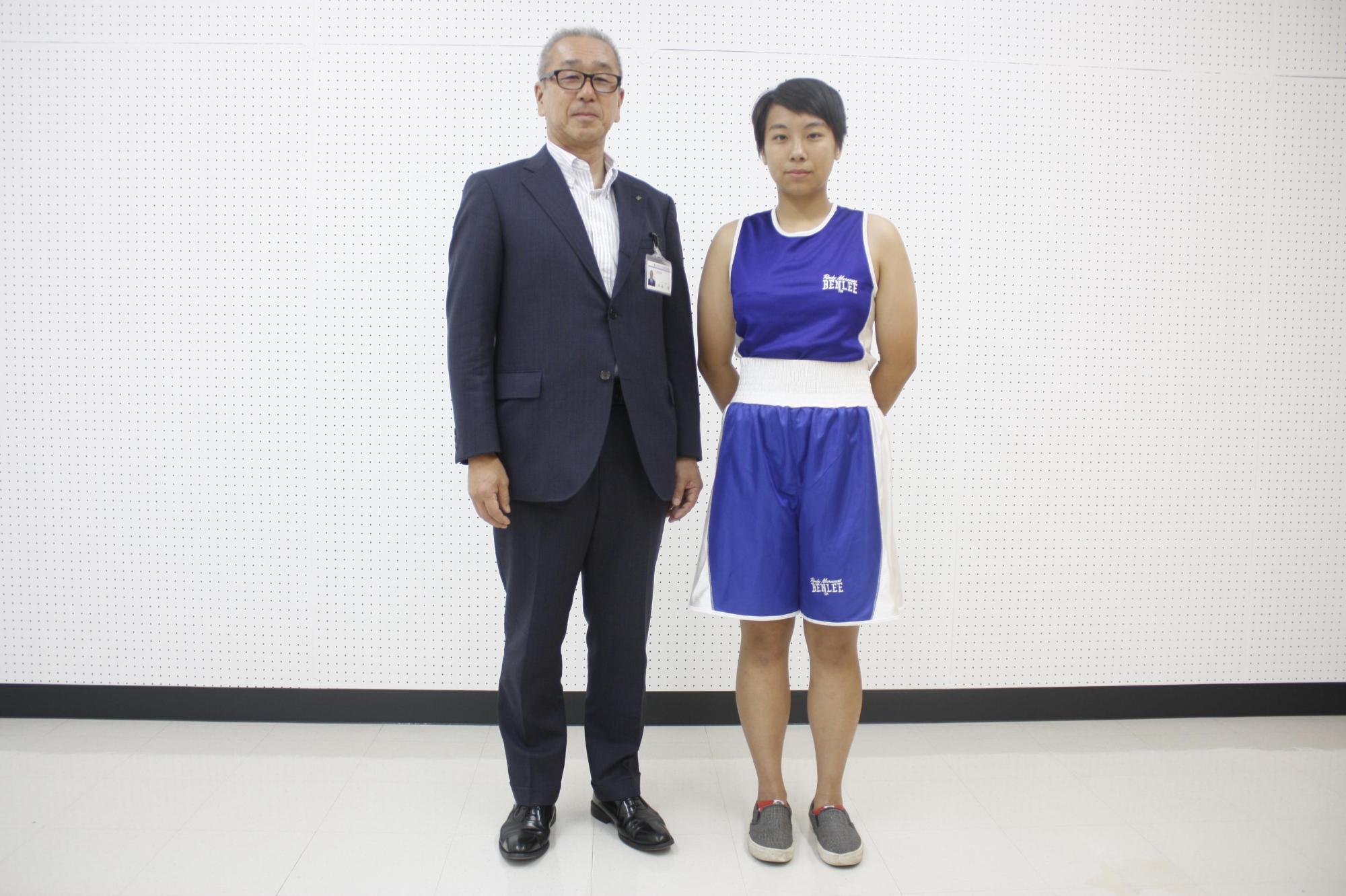 ボクシングのユニフォーム姿の山崎さんと並んでの記念撮影の写真
