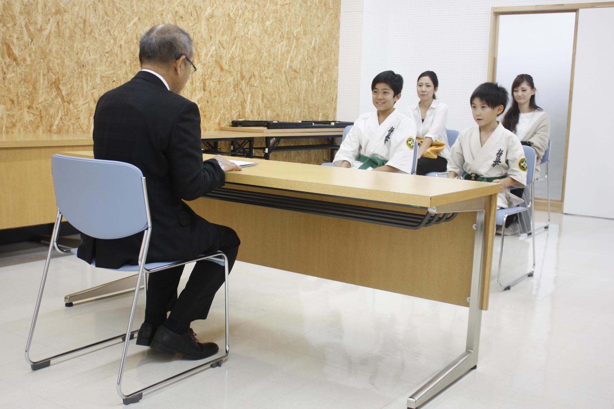 竹内さんと奥山さんと歓談している様子の写真