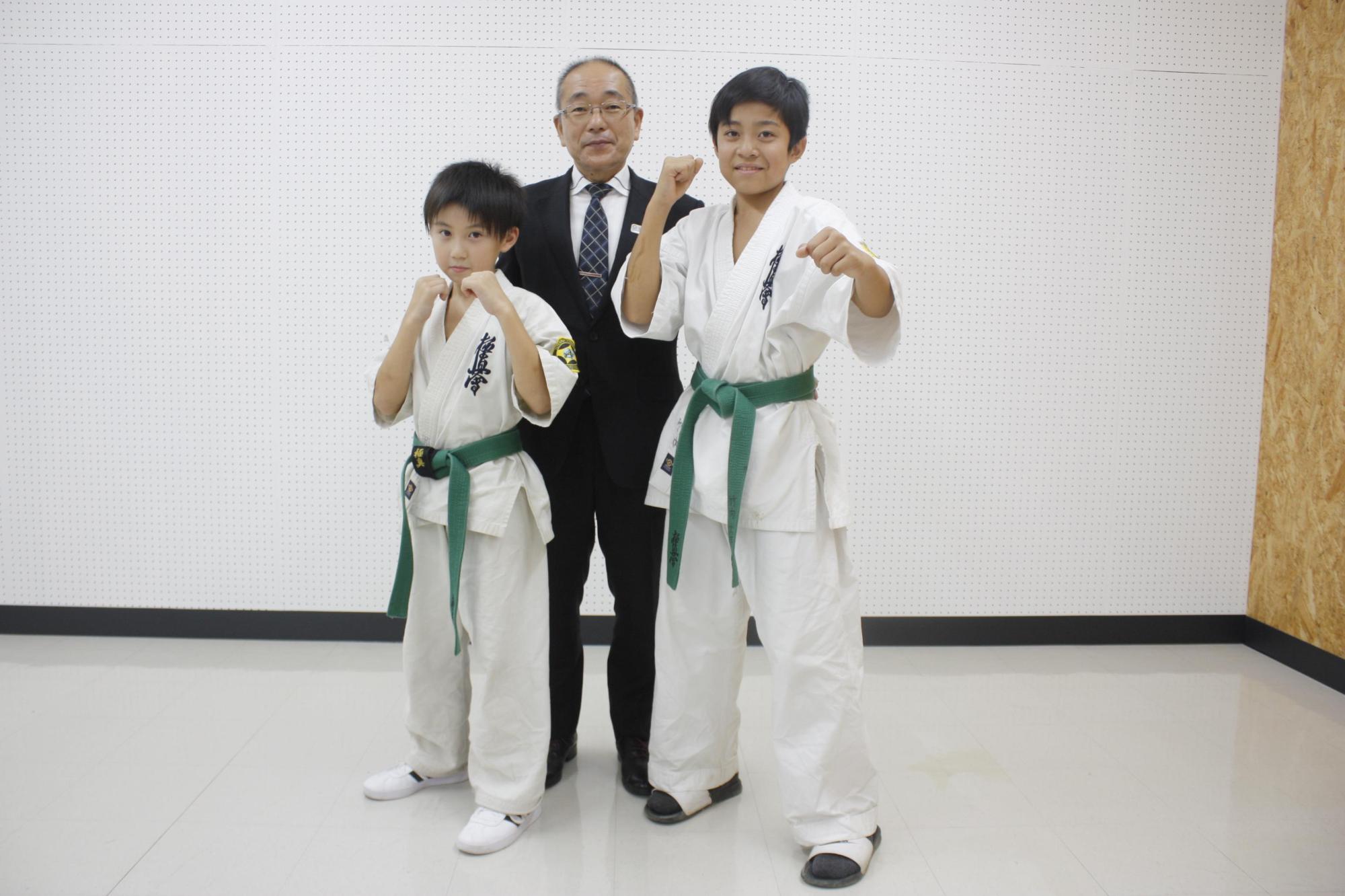 竹内さんと奥山さんと教育長が並んでの記念撮影の写真