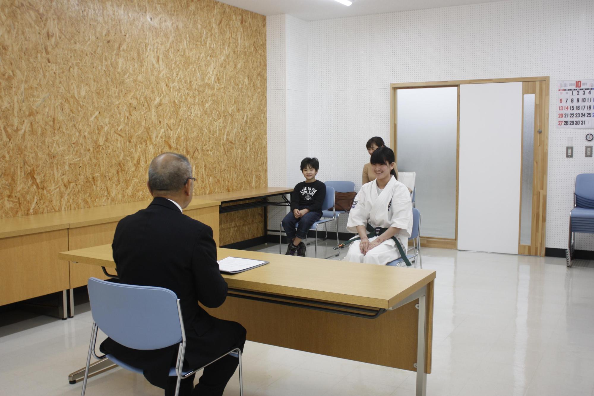 教育長と太田さんが歓談している様子の写真