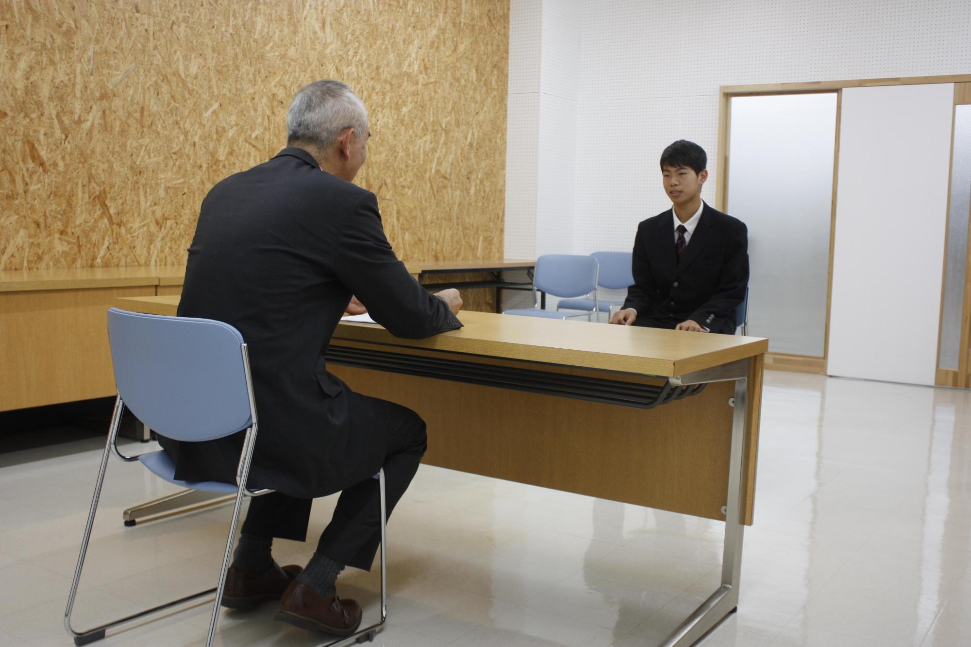 虎哲さんが歓談している様子の写真