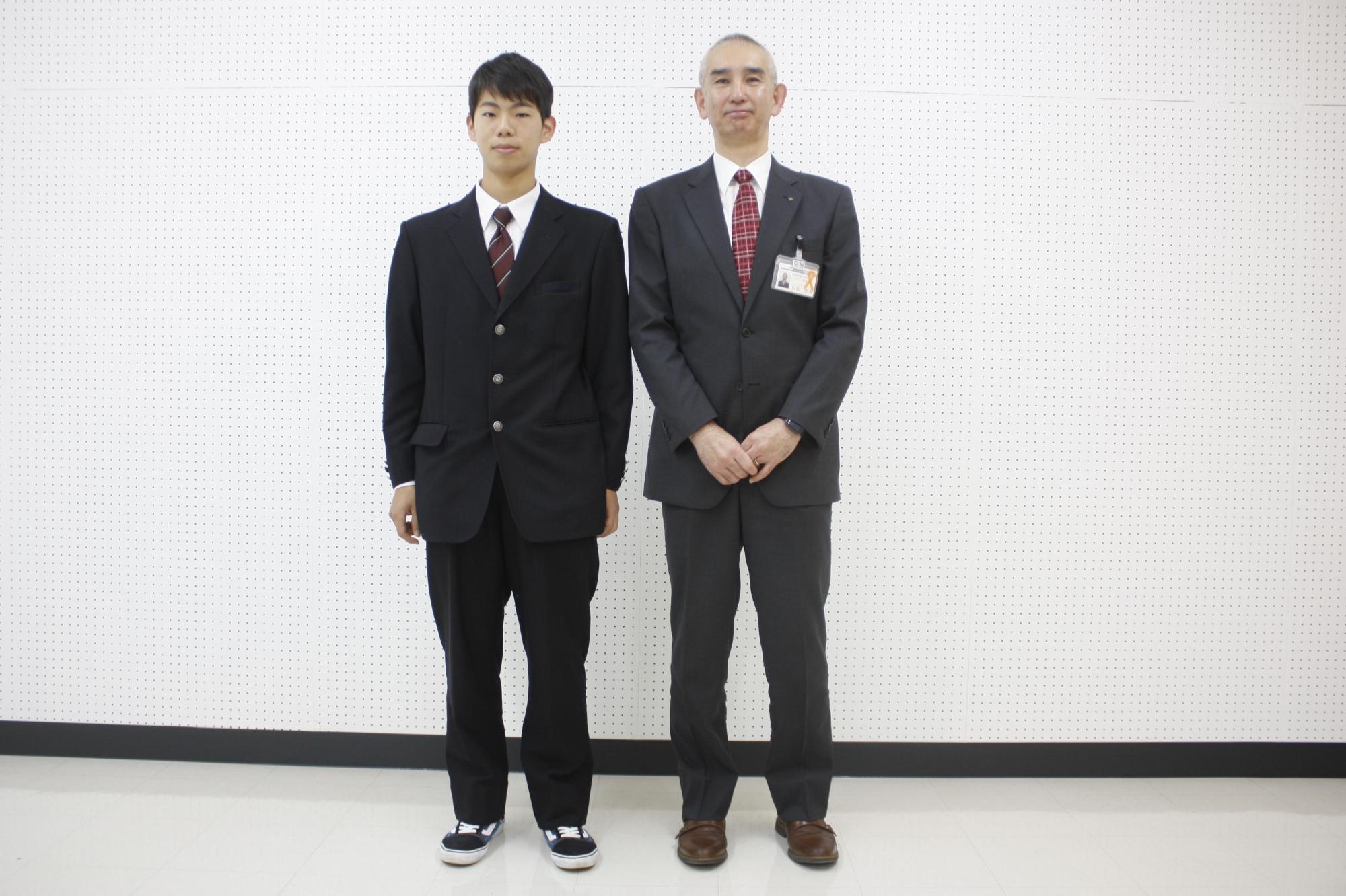 虎哲さんと教育長が並んでの記念撮影の写真