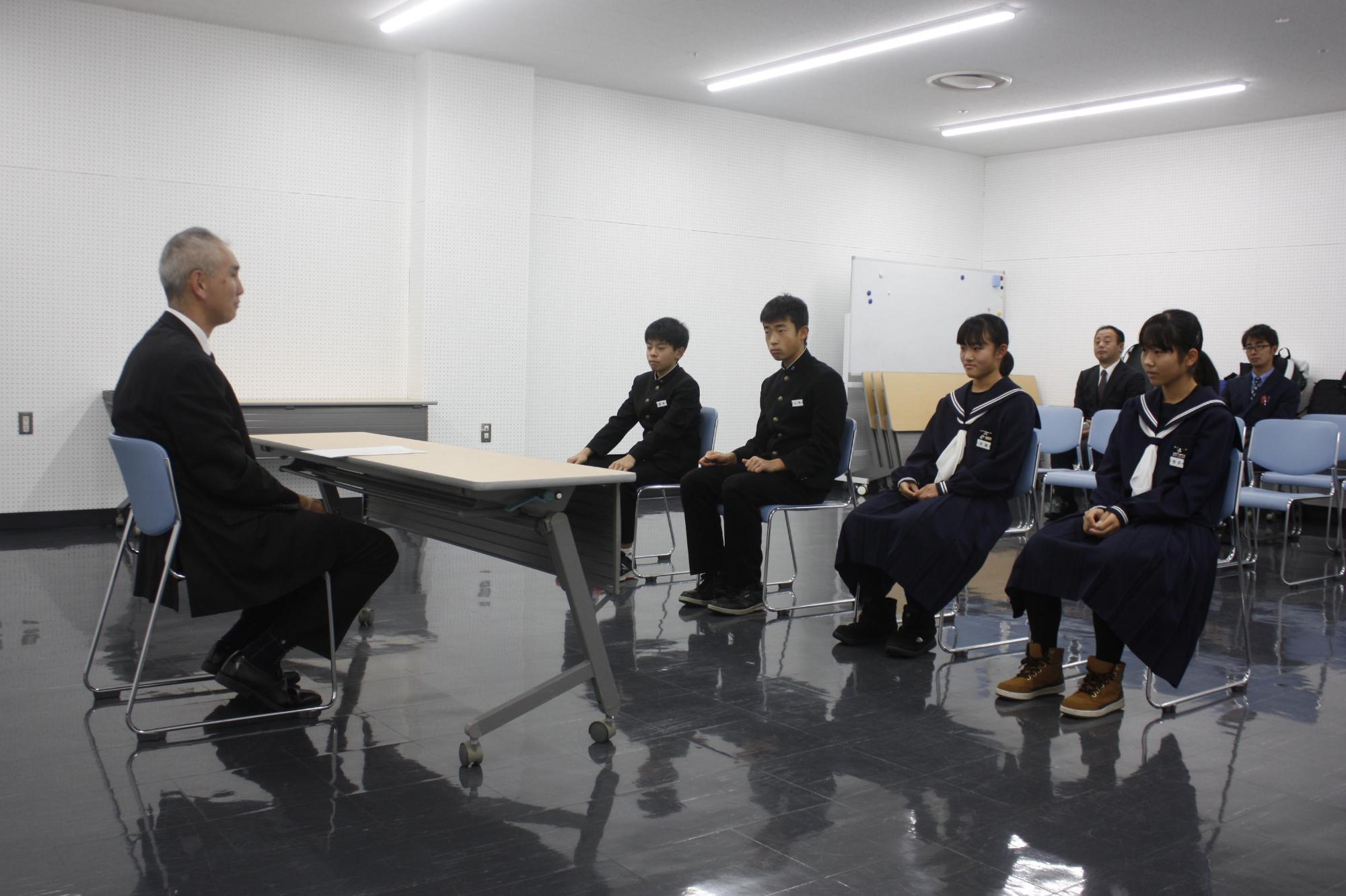 4名の生徒と歓談している様子の写真