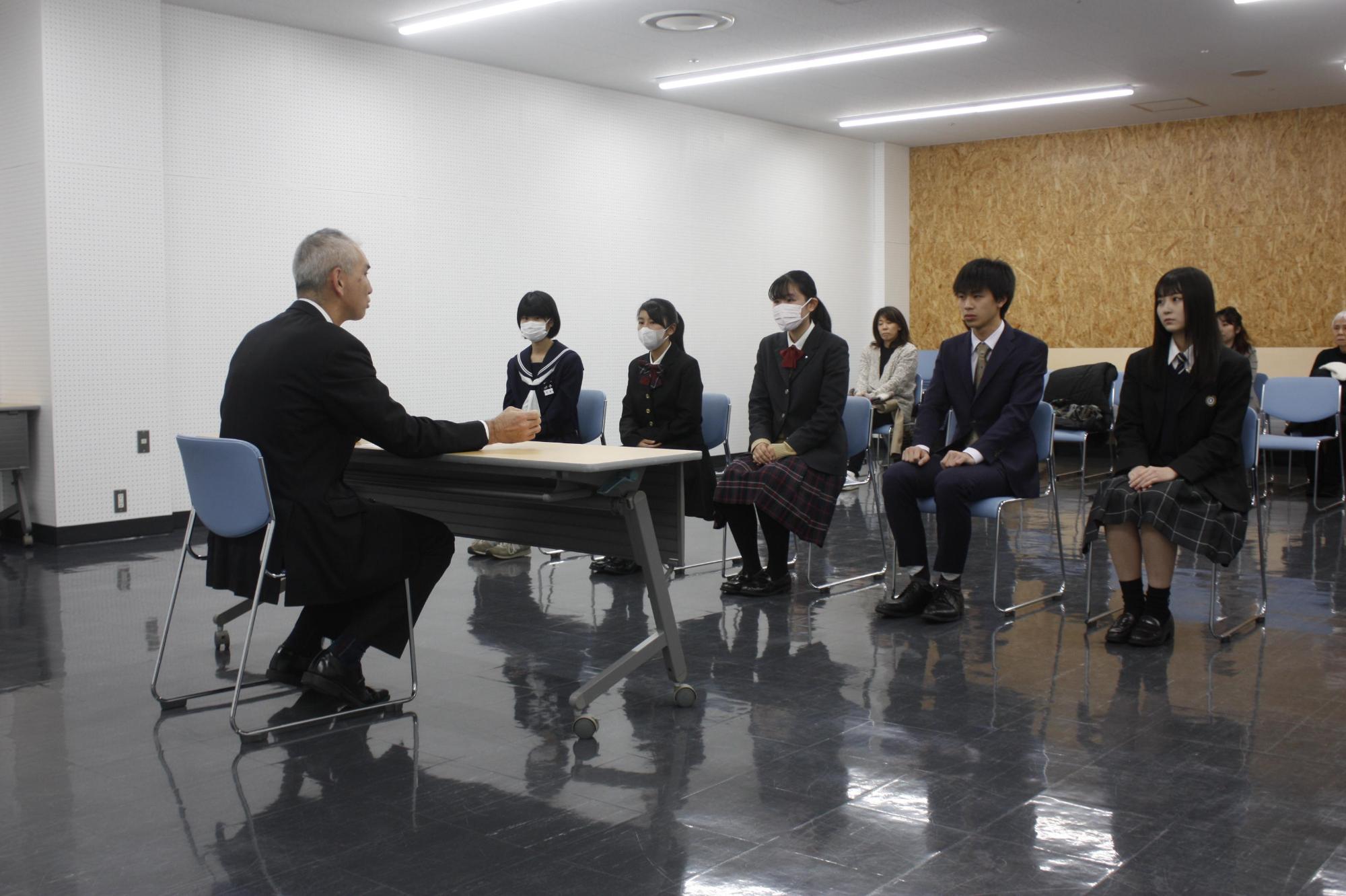 5名の中学生と歓談している様子の写真
