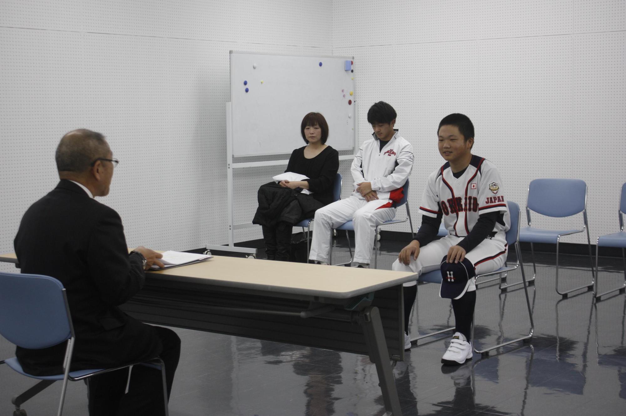 高木さんと歓談している様子の写真
