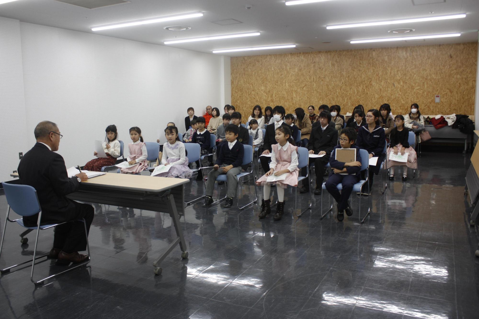 ピアノコンクールに出場されるみなさんと歓談している様子の写真