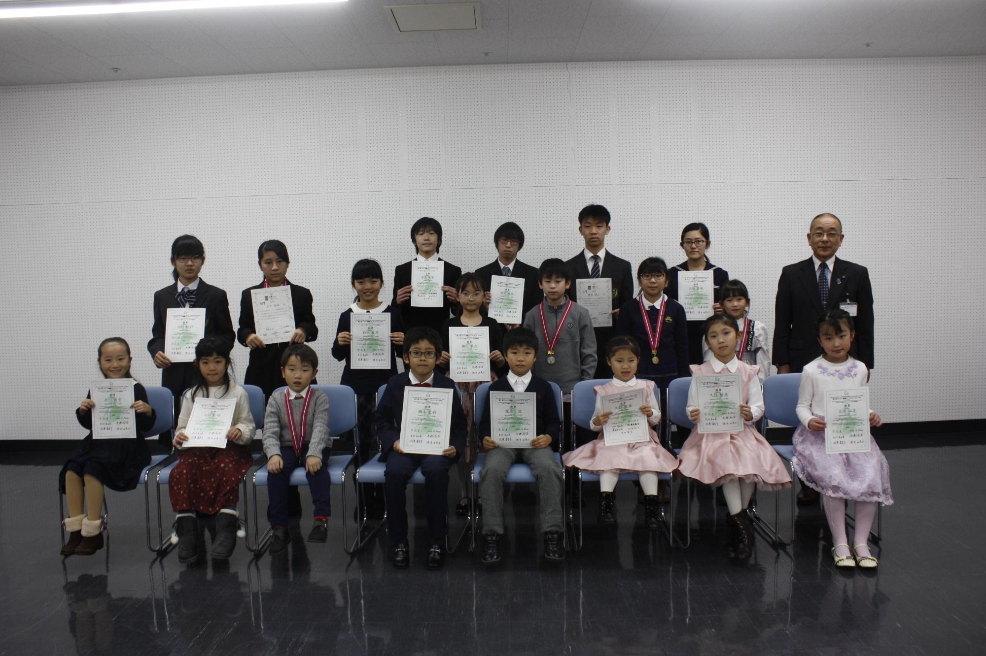 表敬訪問に参加した方々での集合写真