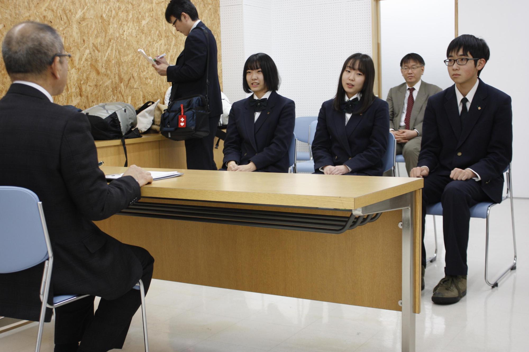 3名の生徒と歓談している様子の写真