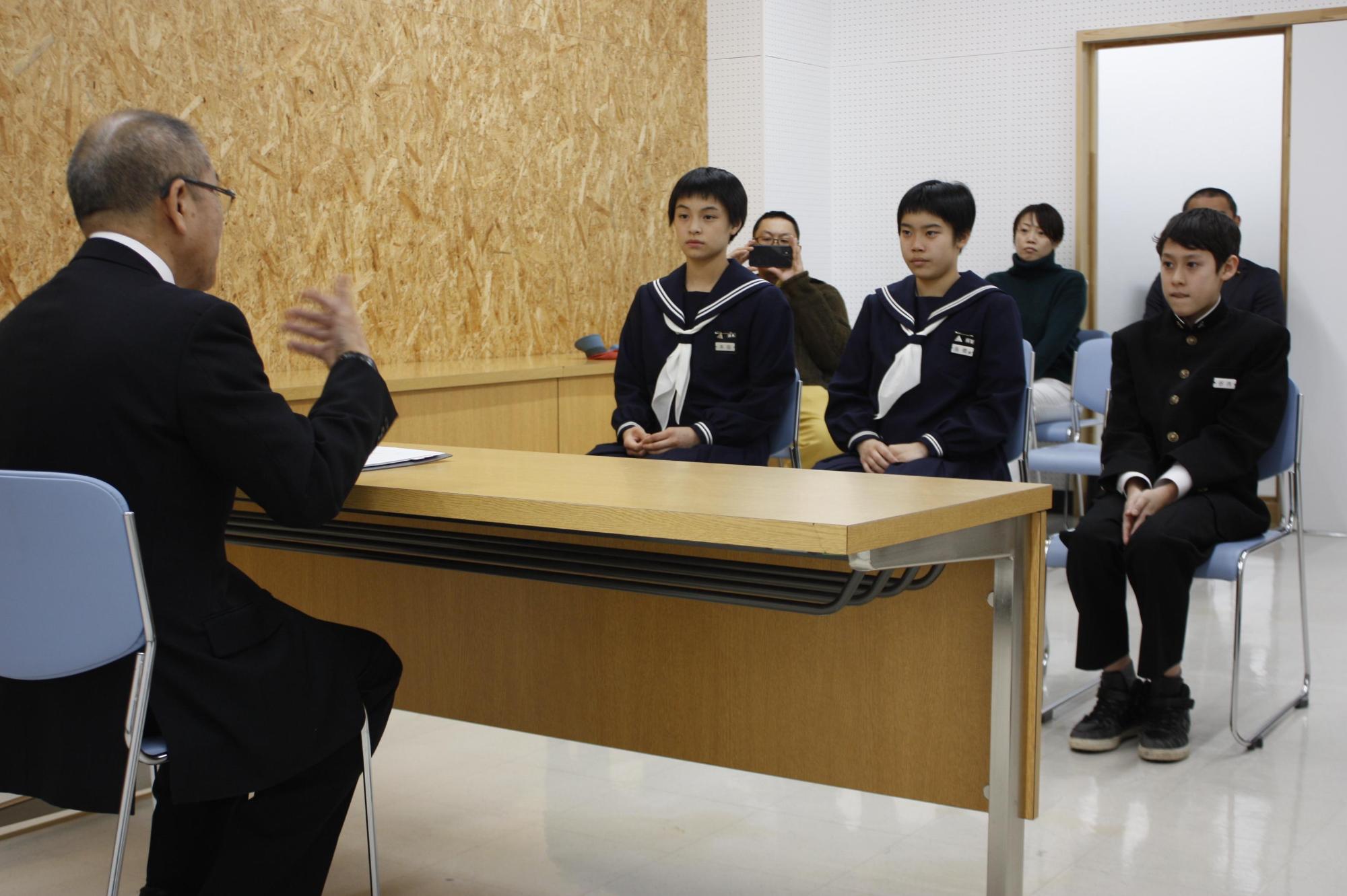 3名の選手と歓談している様子の写真