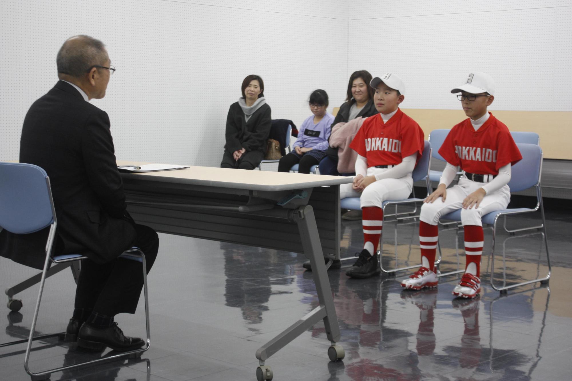 2名の選手と歓談している様子の写真