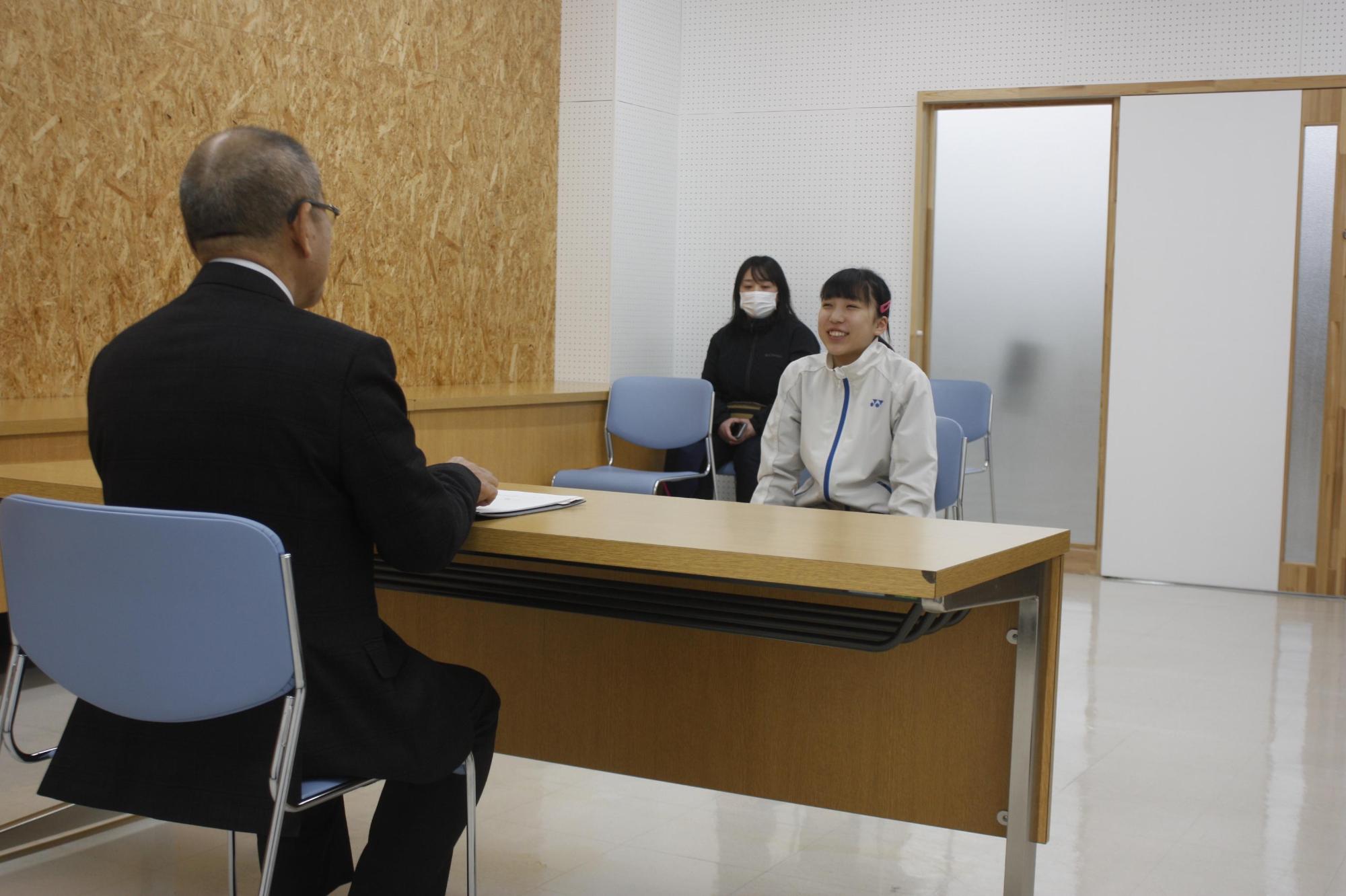橋本さんと歓談している様子の写真