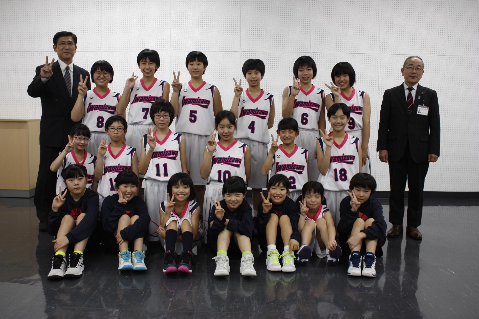 表敬訪問に参加した方々での集合写真