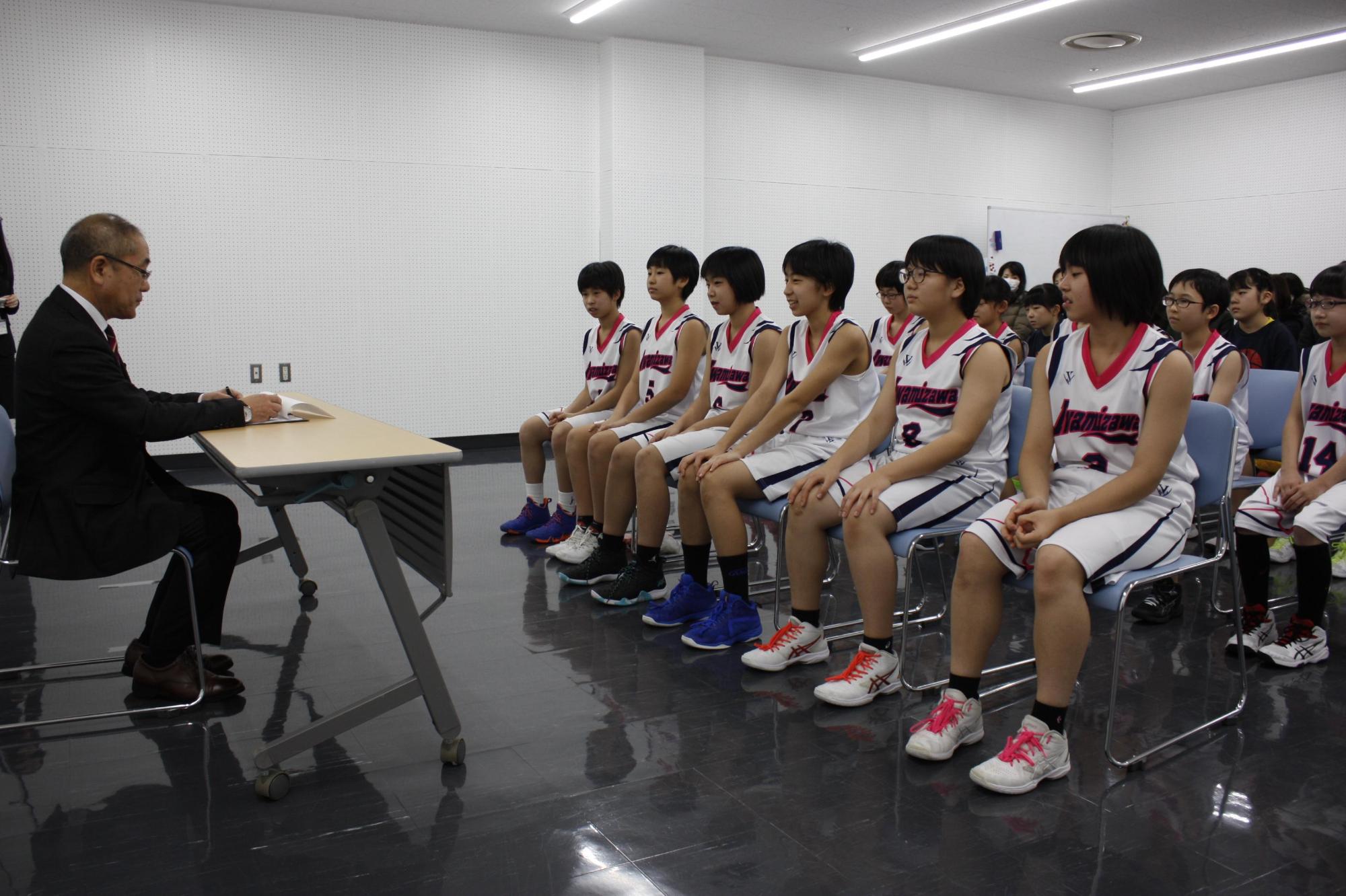 岩見沢ミニバスケットボール少年団のみなさんと歓談している様子の写真