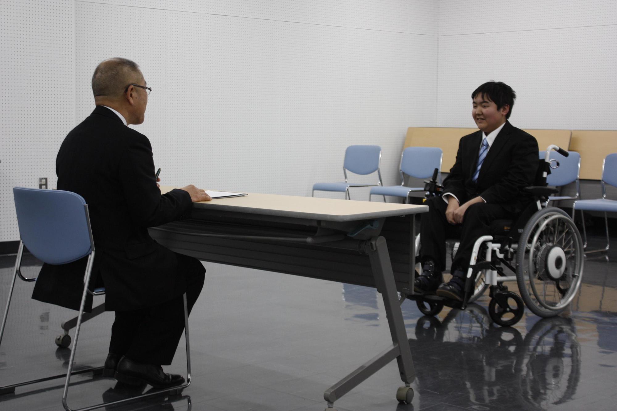 桑原さんと教育長が歓談している様子の写真