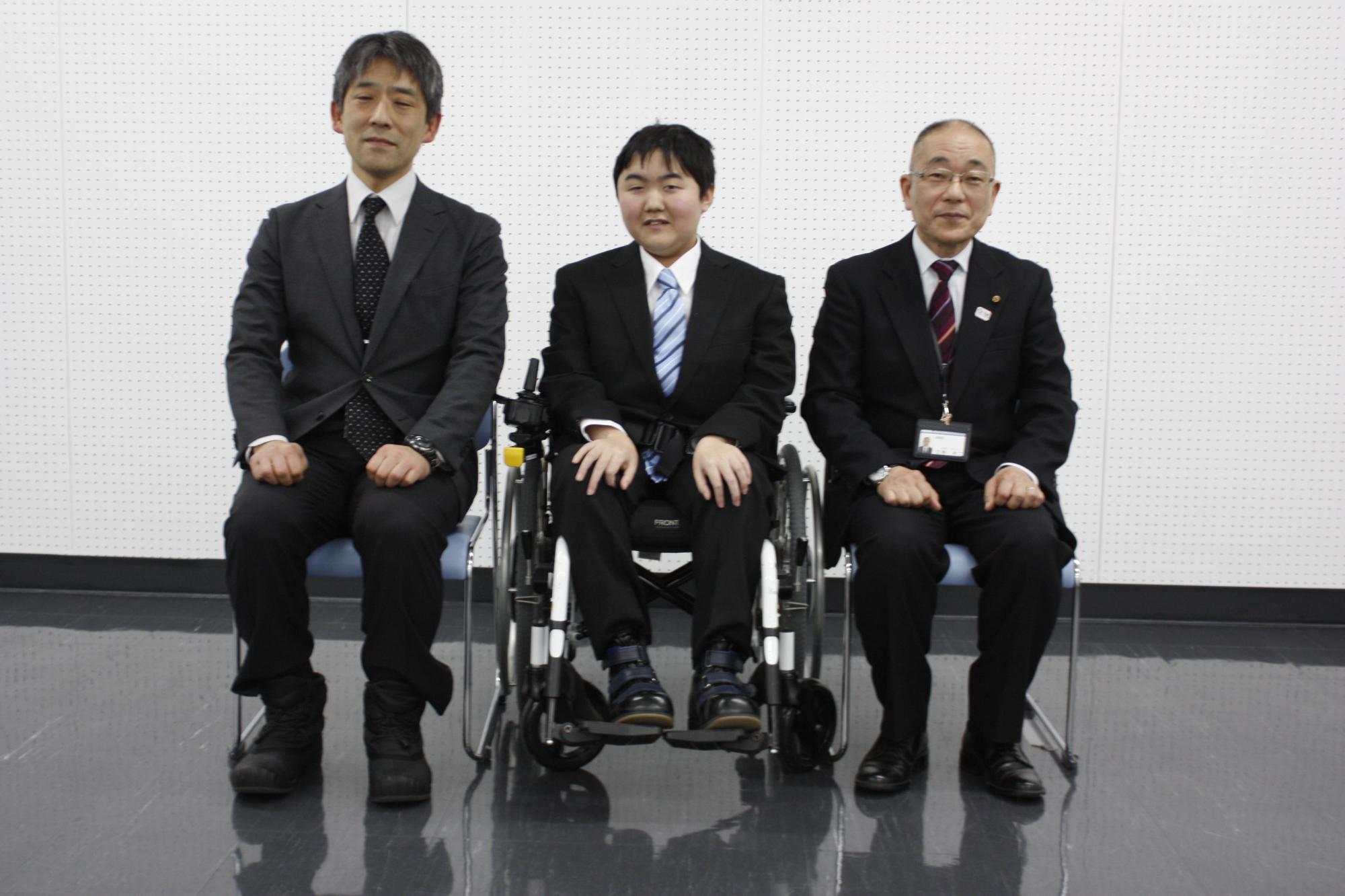 表敬訪問に参加した方々での集合写真