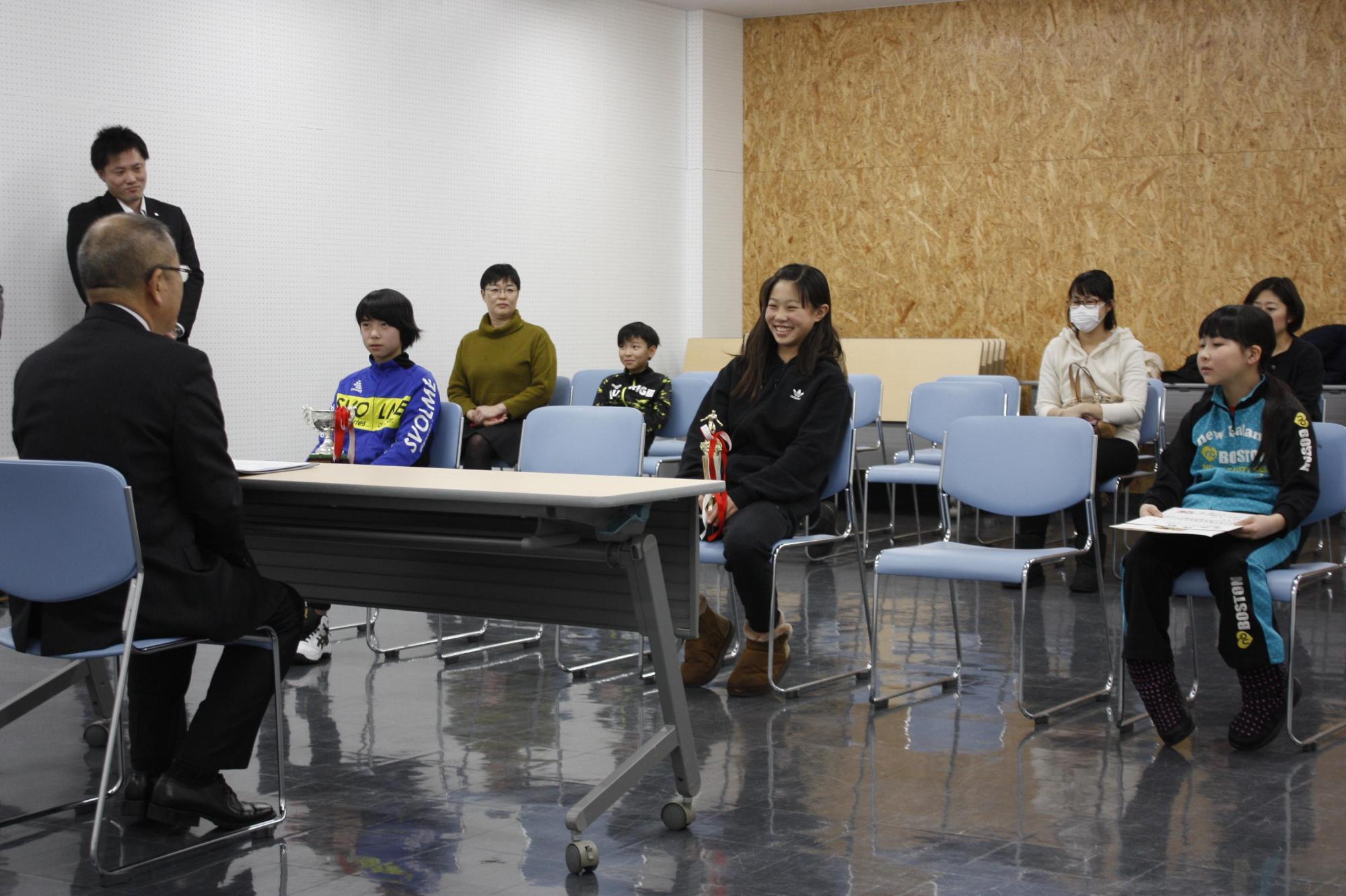 空知FCガールズのみなさんと歓談している様子の写真