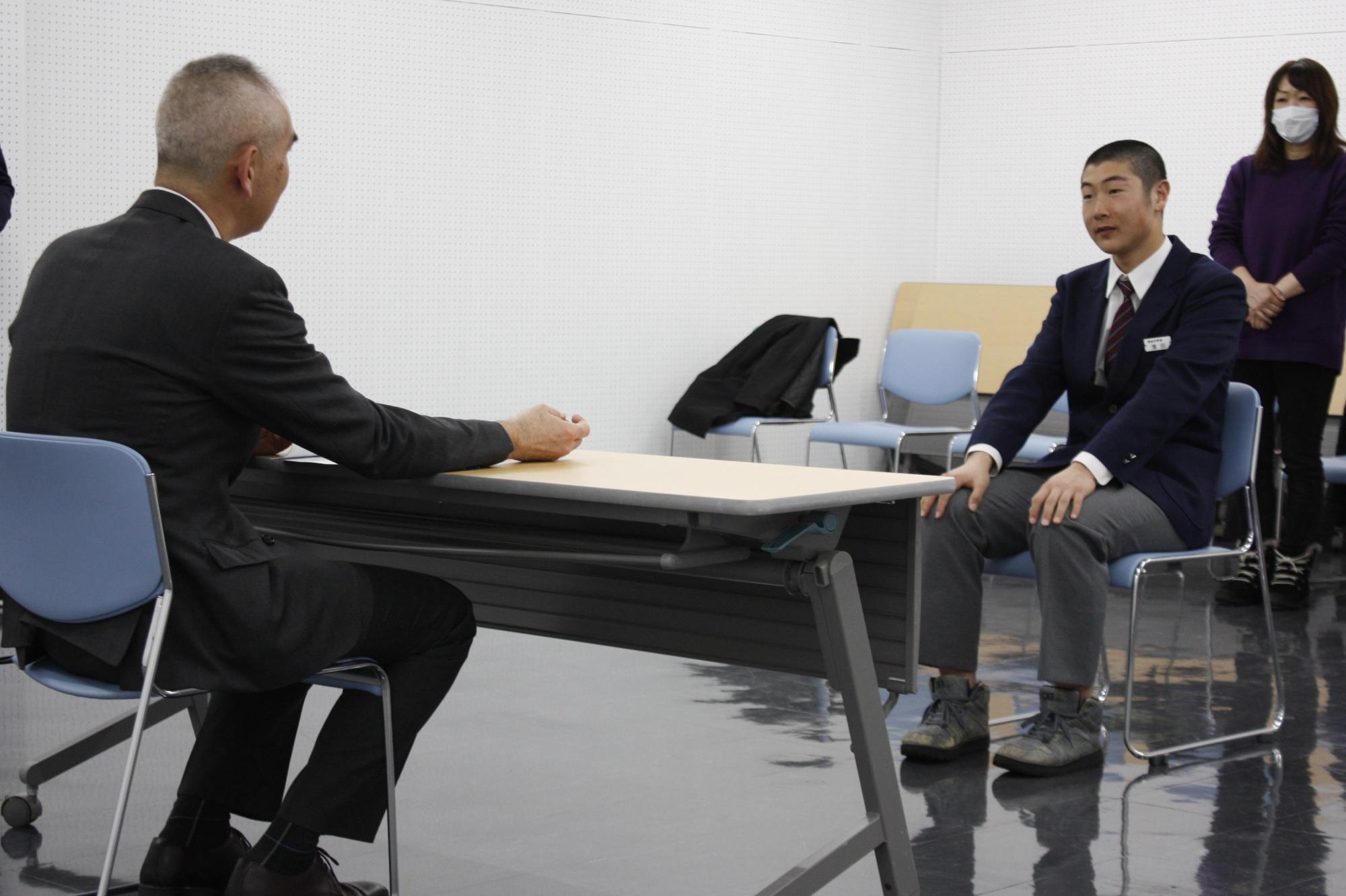 濱田さんと教育長が歓談している様子の写真