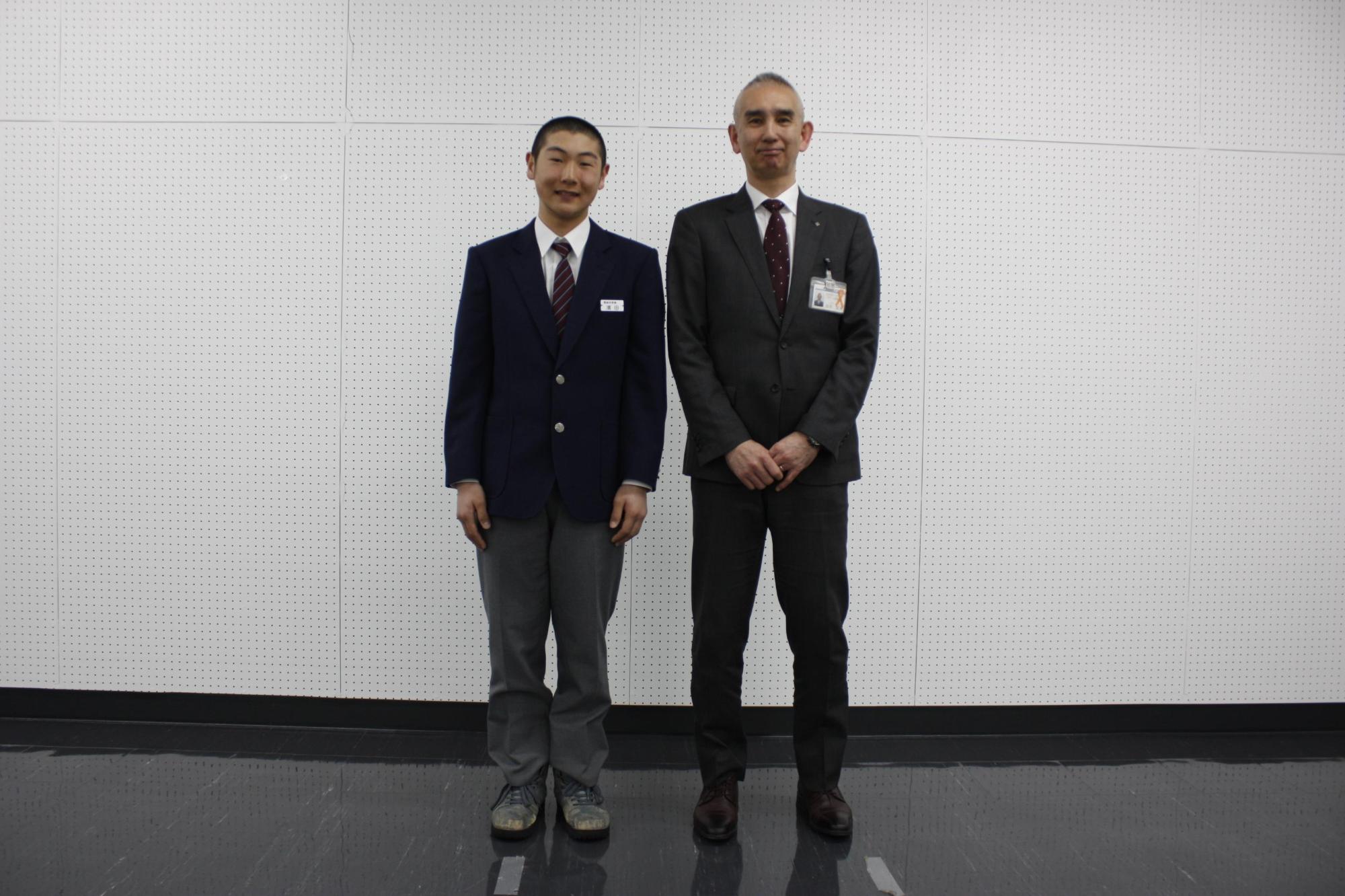 濱田さんと教育長が並んでの記念撮影の写真