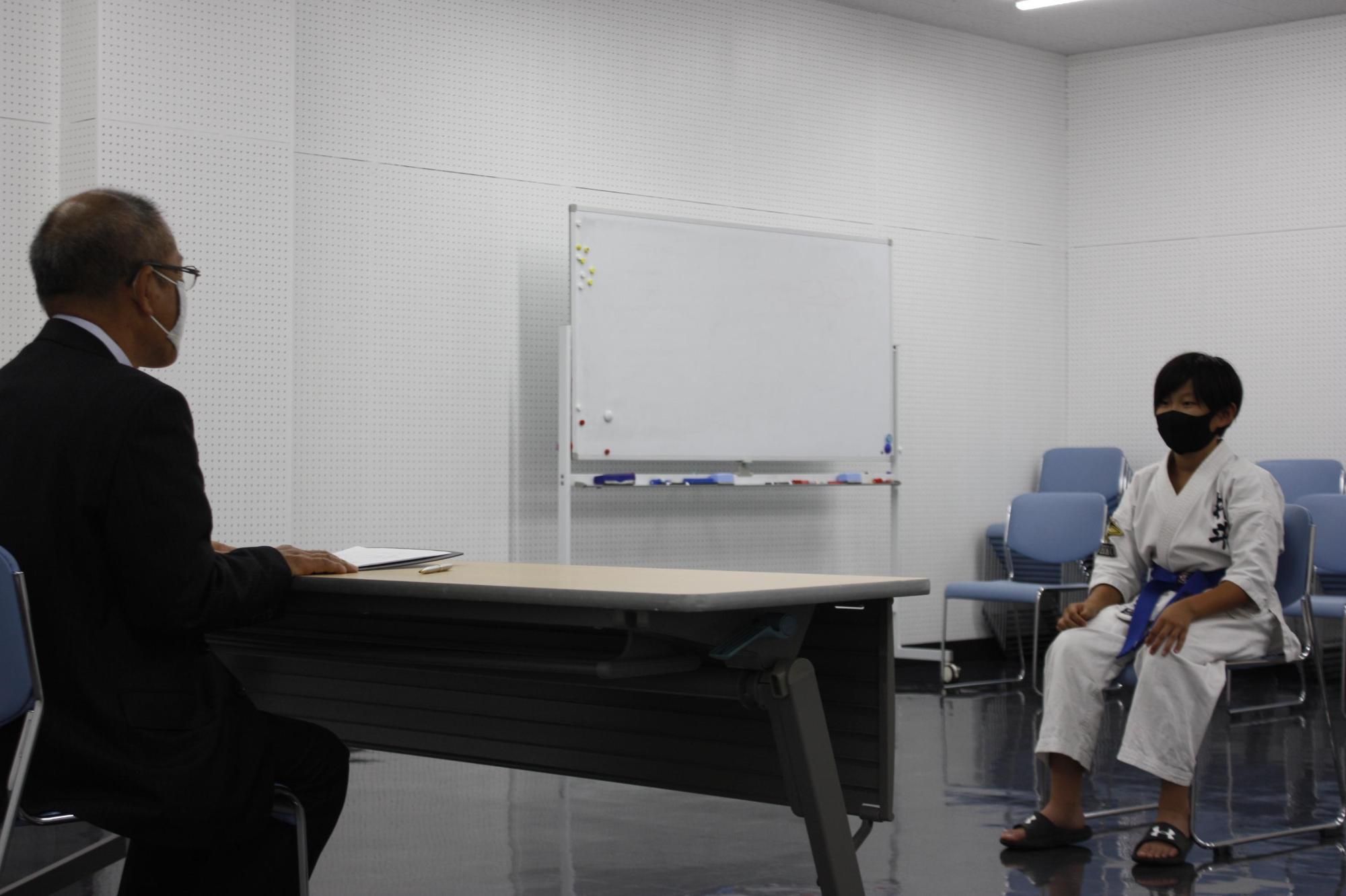 教育長と紺野さんが歓談している様子の写真