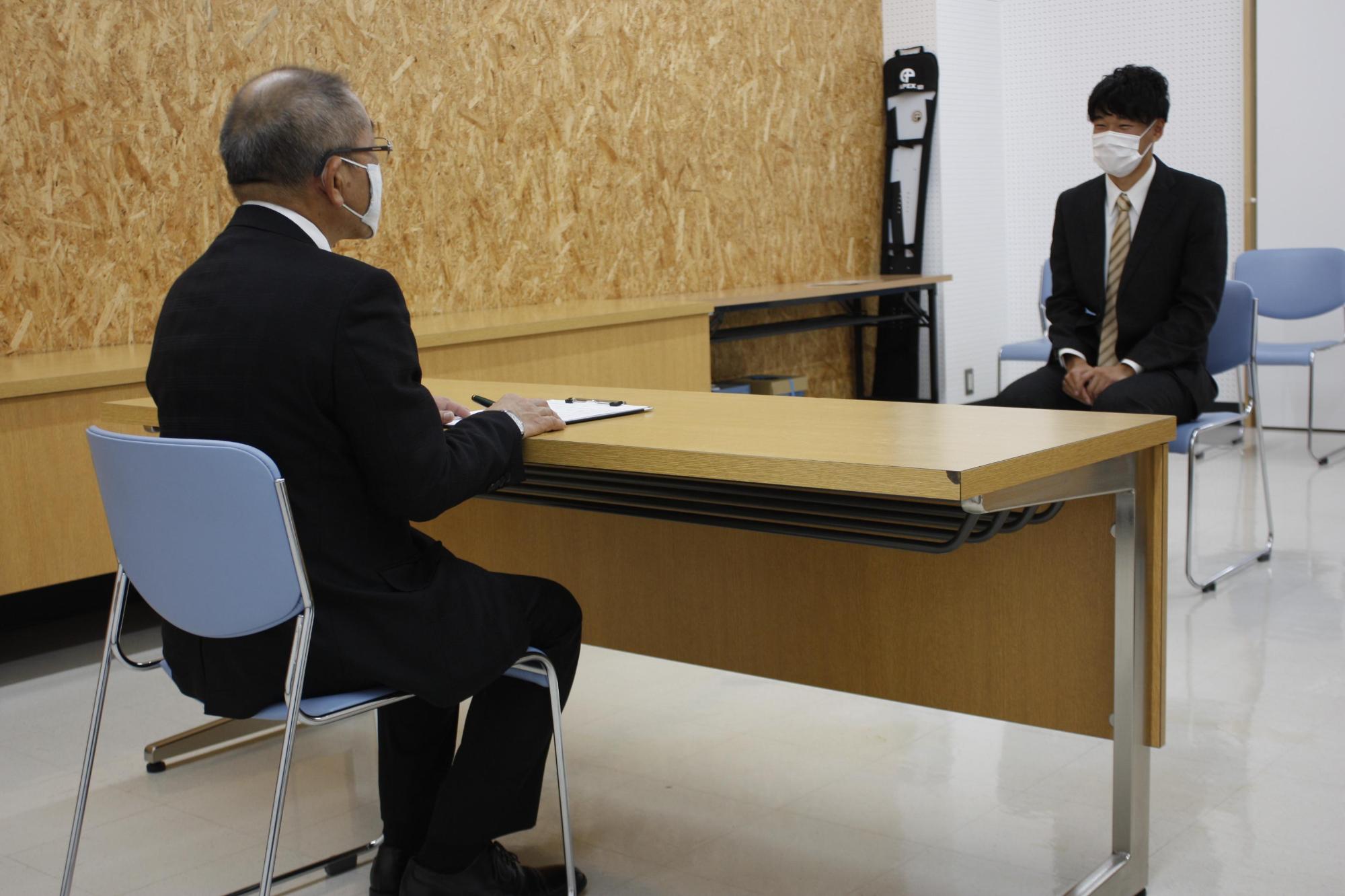 教育長と平野颯太選手が歓談している様子の写真