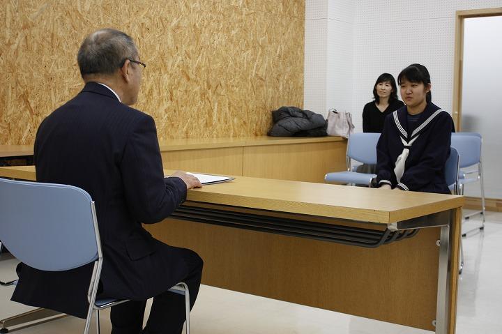 教育長と金田雪花さんが歓談している様子の写真