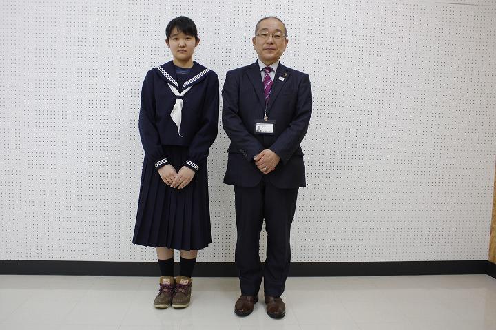 教育長と金田雪花さんとの記念写真