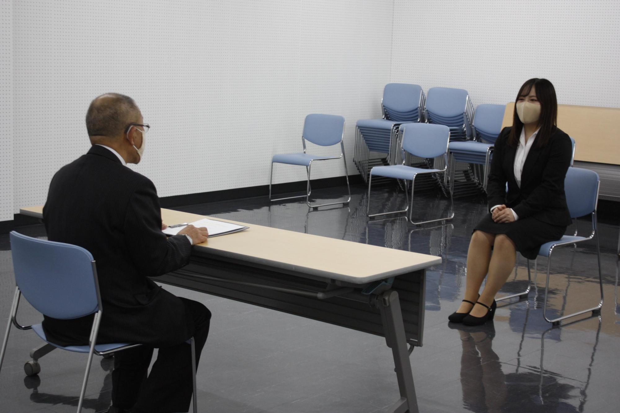 教育長と沼田桃果さんが歓談している様子の写真