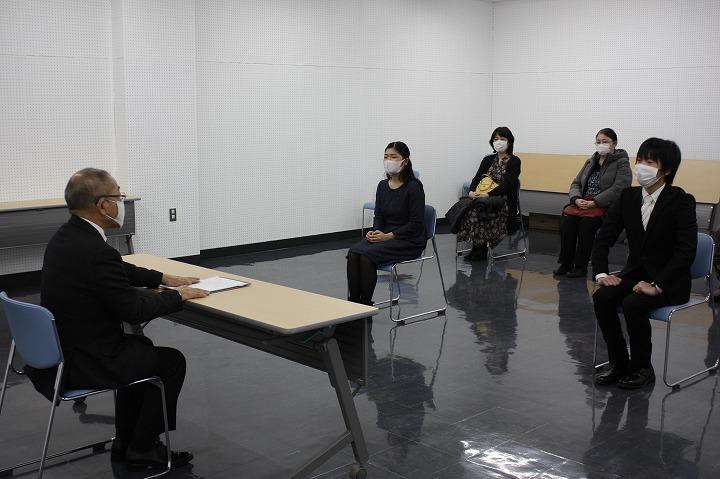 教育長と佐藤那留采さん菅原琉聖さんが歓談している様子の写真