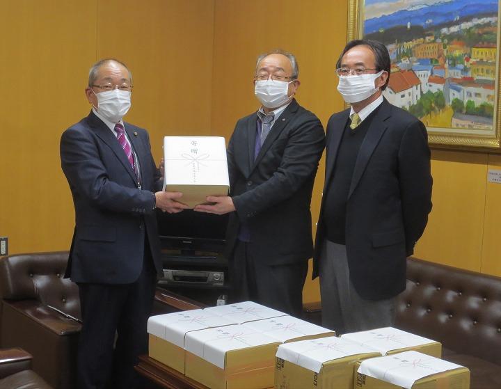 岩見沢地方法人会様からのハンドソープ・アルコール消毒液の寄贈された際の写真
