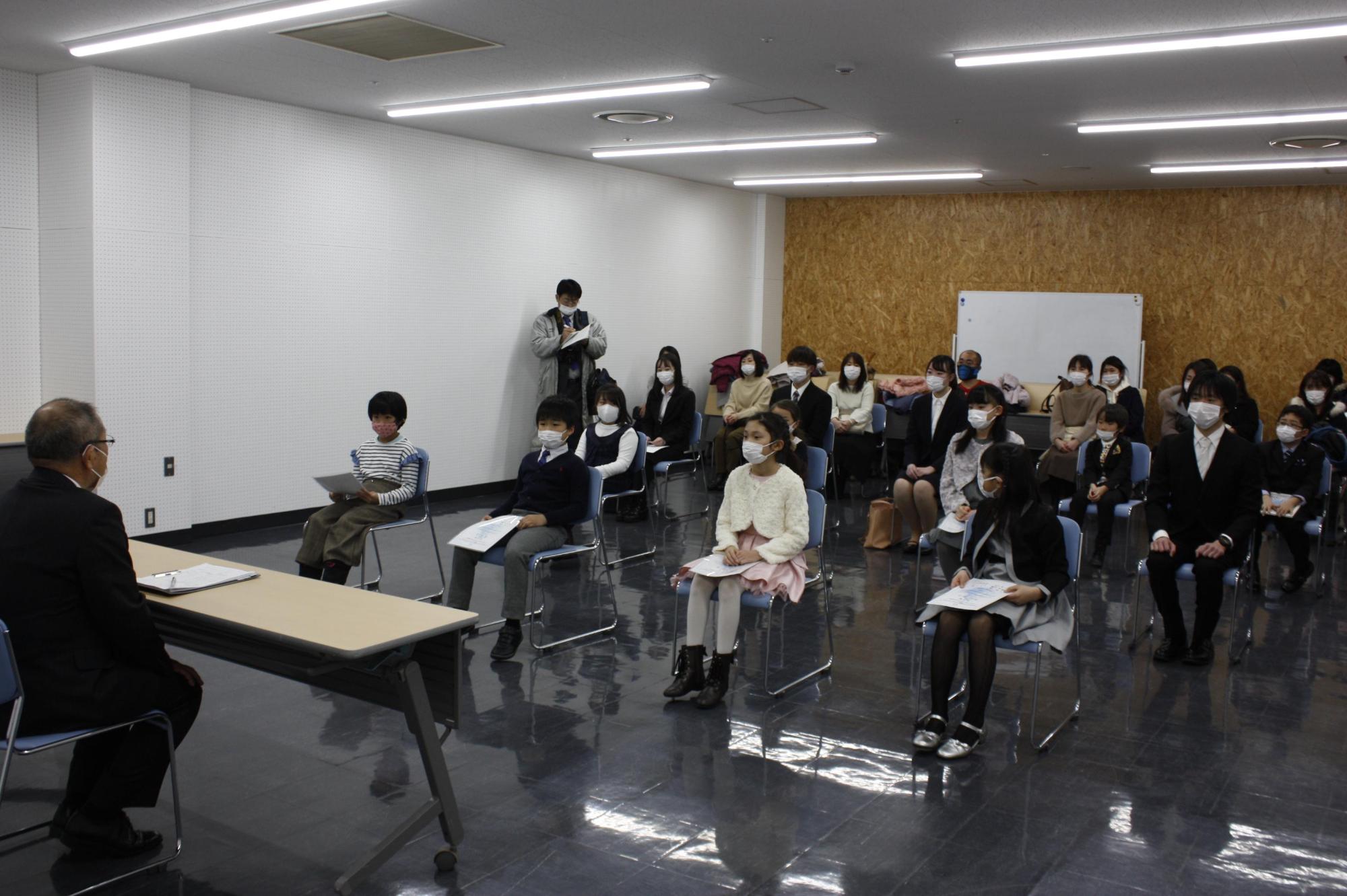 表敬訪問に参加された方々と歓談している様子の写真