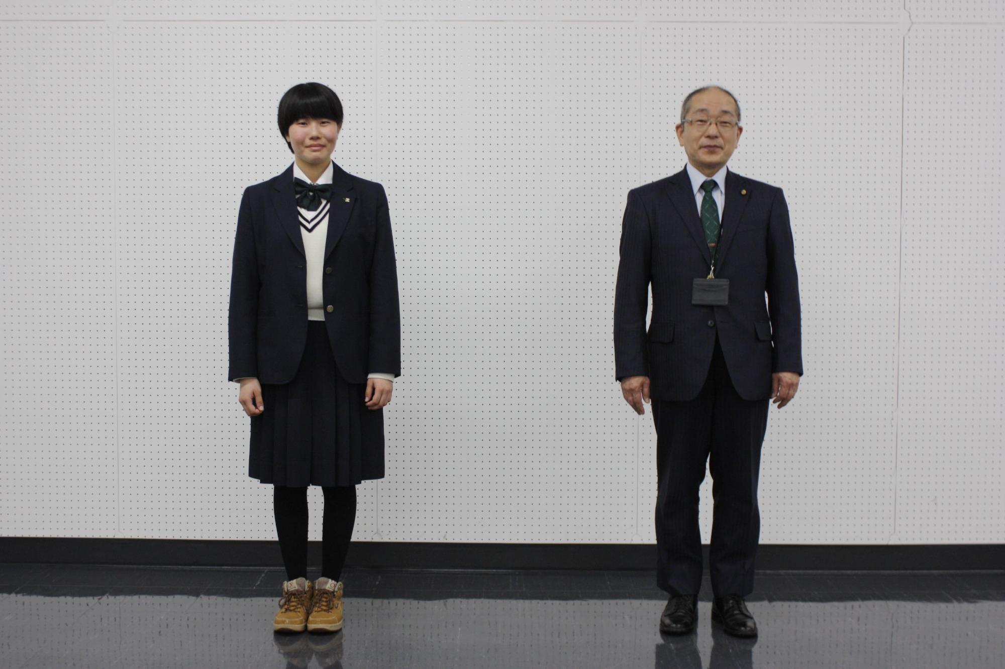 教育長と井川鈴華さんでの集合写真