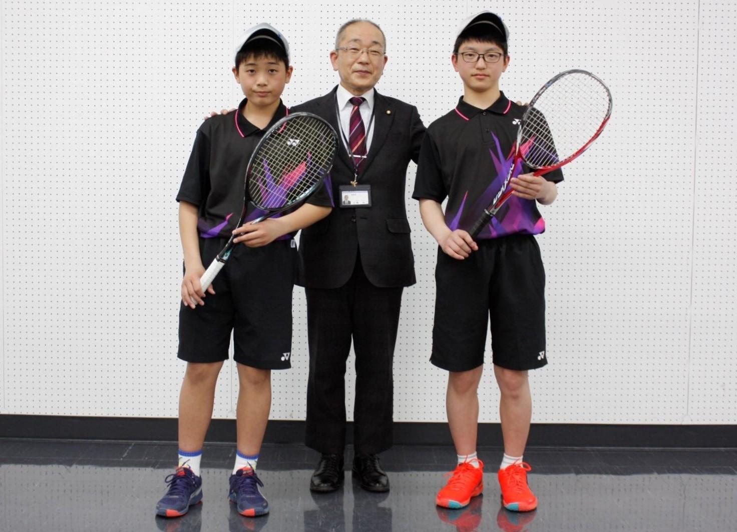 表敬訪問に参加した方々と肩を組む集合写真