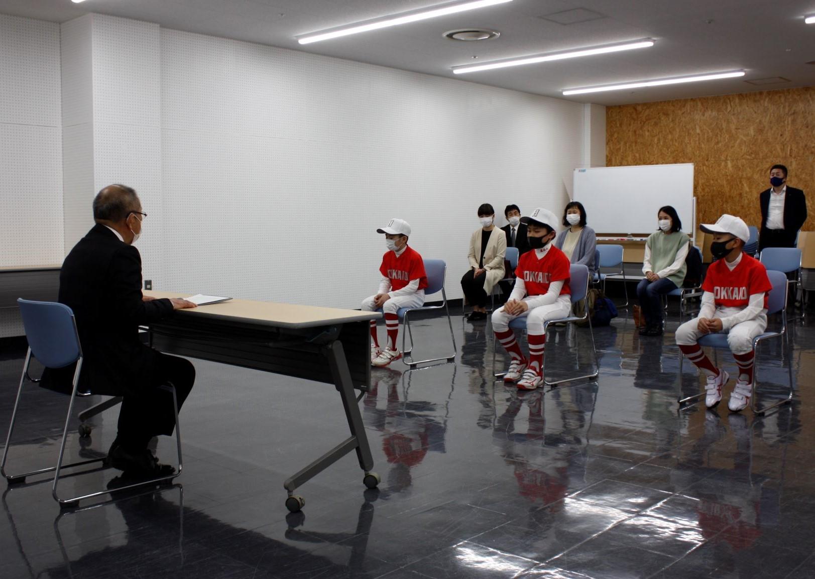 参加された選手方々と歓談している様子の写真