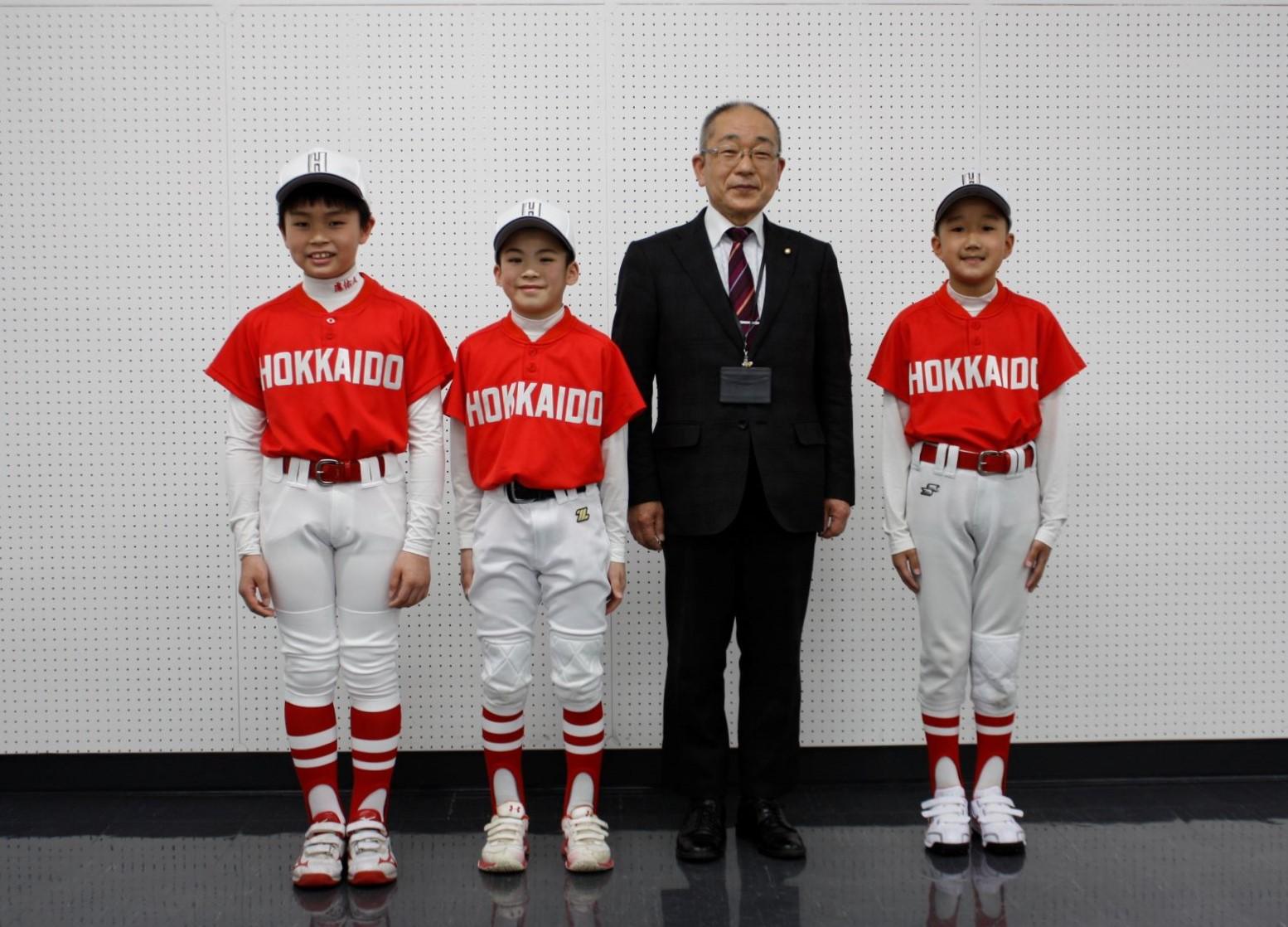 表敬訪問に参加した選手らでの集合写真